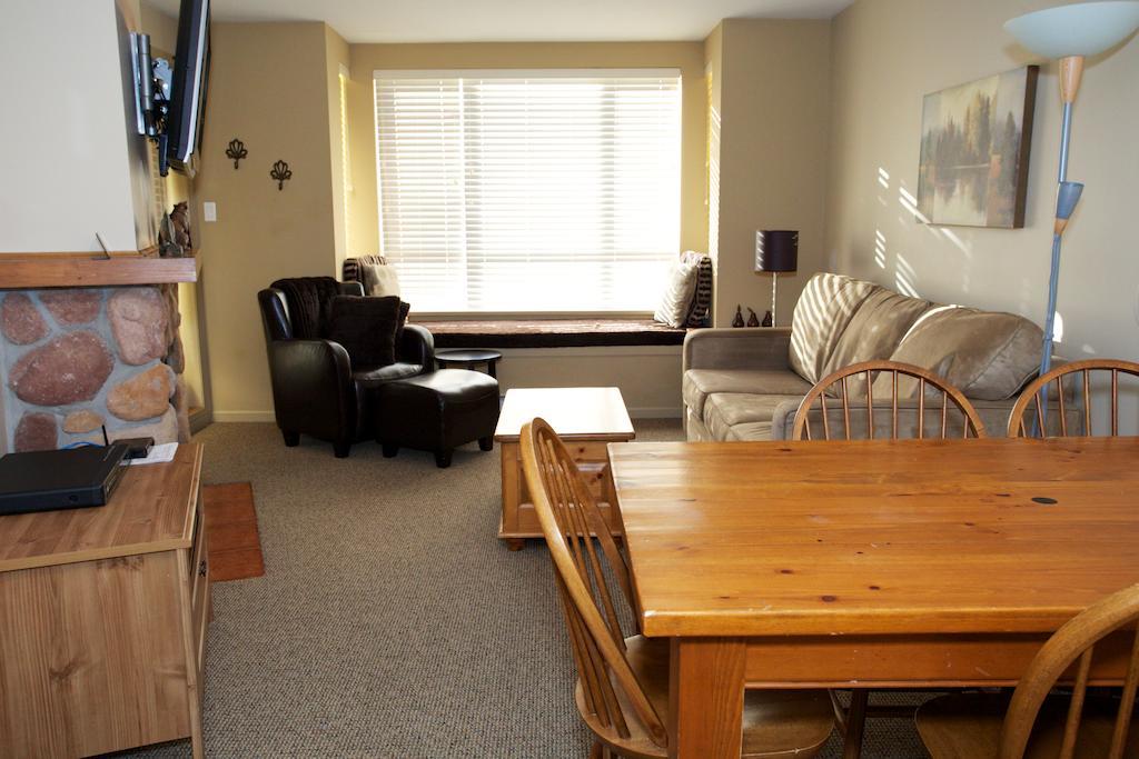 Town Plaza By Mountainview Accommodation Γουίστλερ Δωμάτιο φωτογραφία